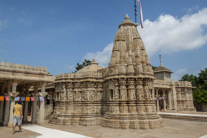 17 - India - Chittorgarh - fuerte de Chittorgarh - templo hindu de Sat Bees Dejeri Jain